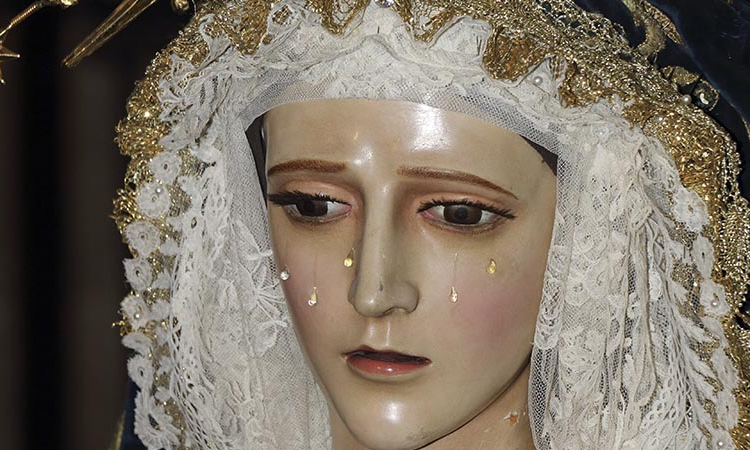 Apertura del besamanos de la Virgen de la Confortación