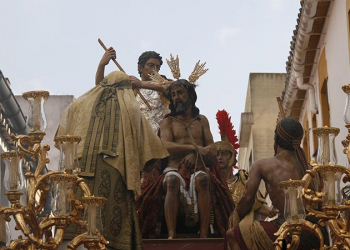 Traslado a su paso de salida del Señor de la Coronación de Espinas