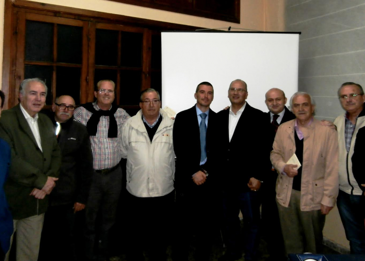 Una comisión de hermanos de las Cinco Llagas asiste a la ponencia dedicada a Ramón Chaveli