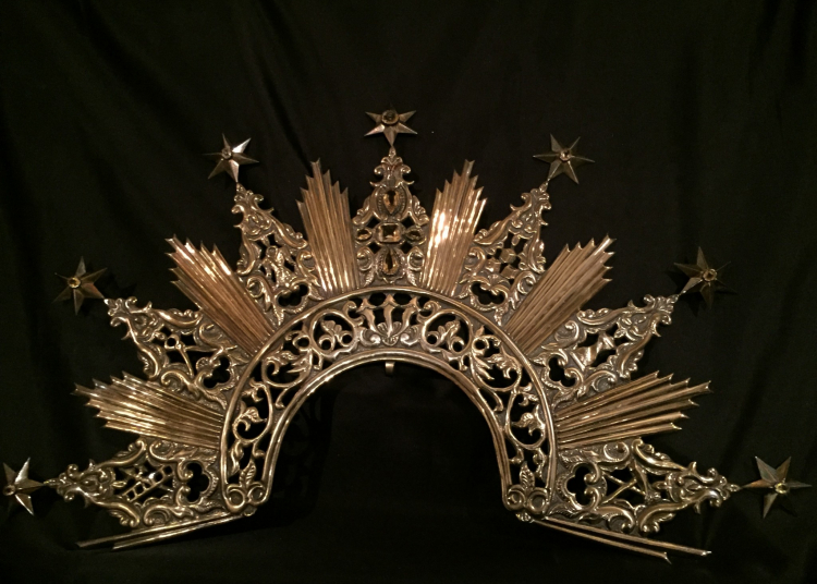 Donadas una diadema y una saya a la Virgen de las Lágrimas