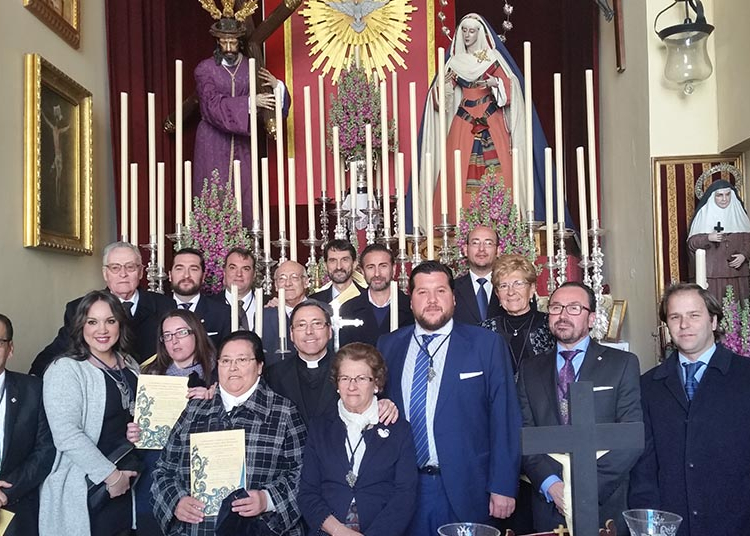 Veintinueve hermanos del Consuelo reciben la Corona Dolorosa