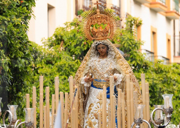 El Resucitado puso luz a una mañana gris