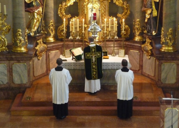 Eucaristía por el rito tradicional en San Juan de los Caballeros