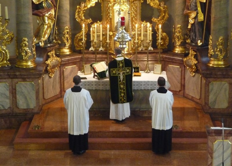 Eucaristía por el rito tradicional en San Juan de los Caballeros