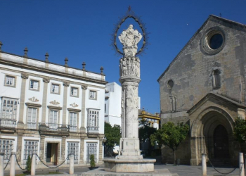 Ofrenda floral al monumento de la Asunción