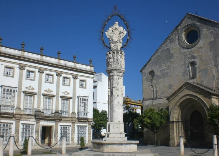 Ofrenda floral al monumento de la Asunción
