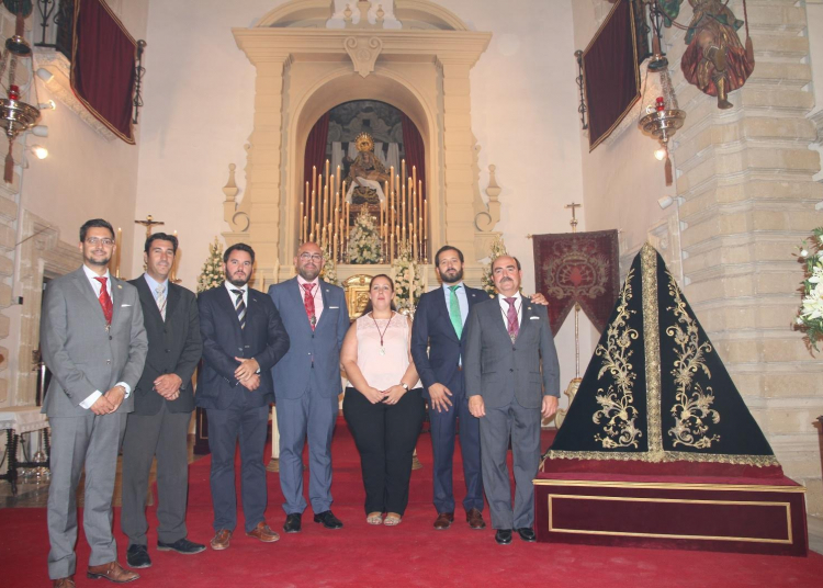 Presentado un nuevo manto para la Virgen de las Angustias