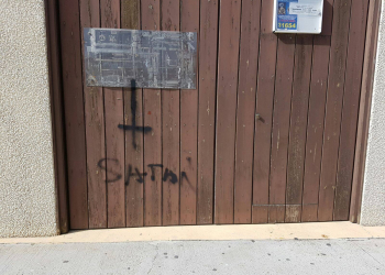 Aparecen pintadas en la puerta de la sede de la Hermandad de Pasión tras la noche de «Halloween»