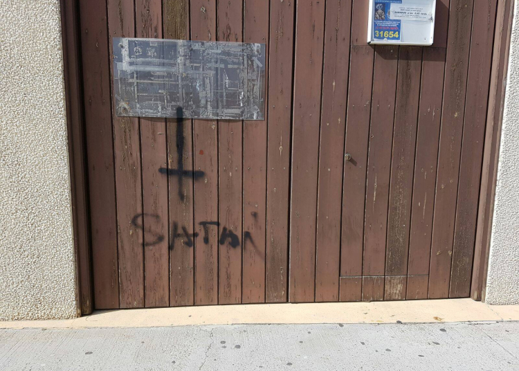 Aparecen pintadas en la puerta de la sede de la Hermandad de Pasión tras la noche de «Halloween»