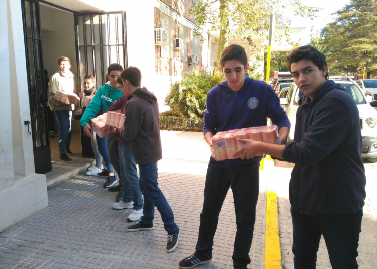 La Vera Cruz entrega en Cáritas más de 3 toneladas de alimentos