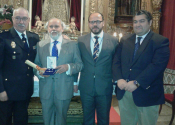 La Asociación Santo Ángel entregó los pasadores al Pregonero de la Semana Santa 2017