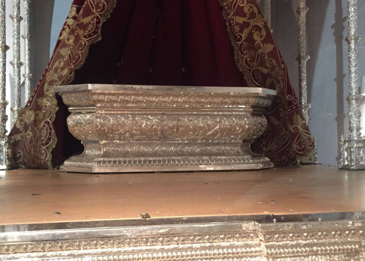 Restaurados los candelabros de cola y la peana de María Santísima del Desamparo