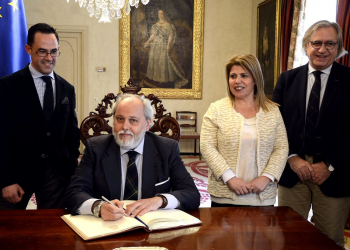 D. José Blas Moreno firma el libro de honor de la ciudad