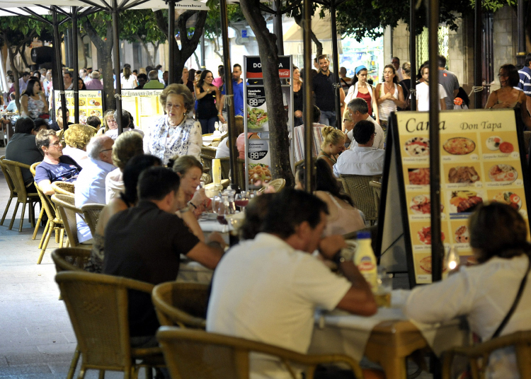 Los hosteleros podrán ampliar en dos horas más su horario de cierre en Semana Santa