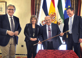 La alcaldesa renueva la entrega del Bastón de Mando de la Ciudad al Cristo de la Viga