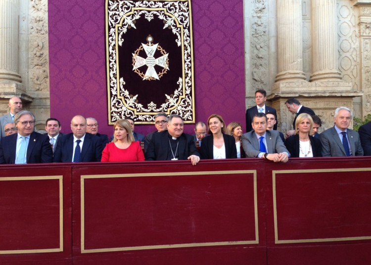 La Ministra de Defensa vio el paso de las cofradías del Martes Santo por Carrera Oficial