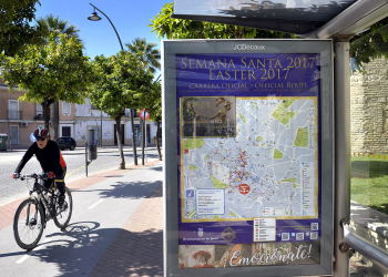 Se instalan en el centro una decena de paneles informativos para la Semana Santa 2017