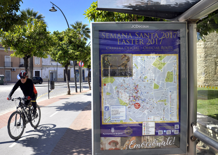 Se instalan en el centro una decena de paneles informativos para la Semana Santa 2017