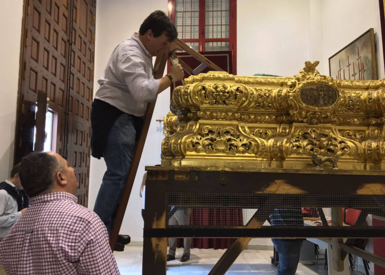 Traslado de las andas del Santo Crucifijo a Sevilla para su restauración