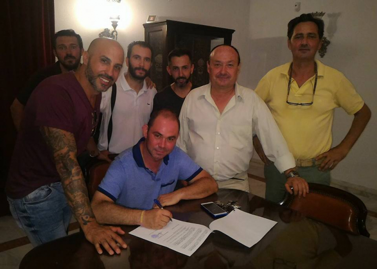 Rubricado el contrato con la Banda del Nazareno de Huelva