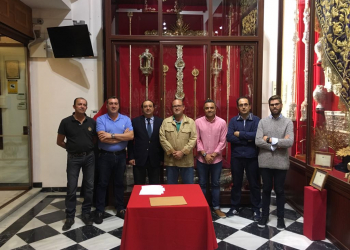 La Hermandad del Desconsuelo firma la restauración de su Cruz de Guía