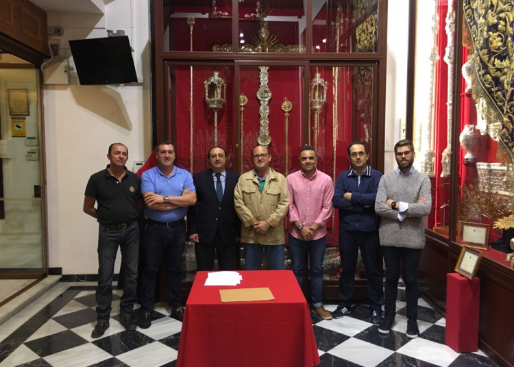 La Hermandad del Desconsuelo firma la restauración de su Cruz de Guía