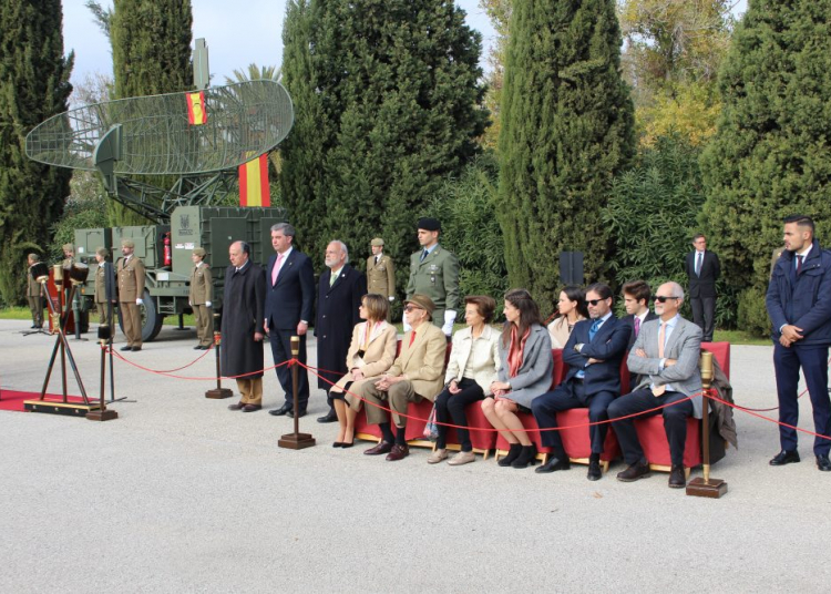 Una representación de la Hermandad de la Defensión asiste al relevo en el Regimiento 74
