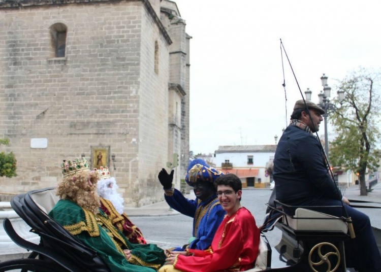 Los Reyes Magos visitaron ayer a los cofrades de la Vera Cruz
