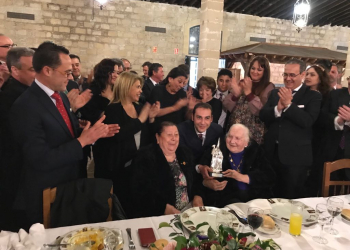 La Unión de Hermandades hizo entrega del «Nazareno de Plata» al Pregonero