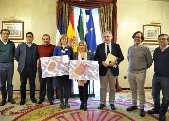 La alcaldesa presenta a la Hermandad de la Vera Cruz la 1ª fase del proyecto de reordenación del entorno de San Juan de Los Caballeros