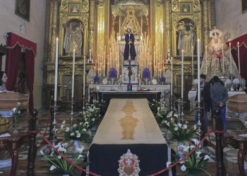 Cientos de jerezanos se acercaron a contemplar la Sábana Santa