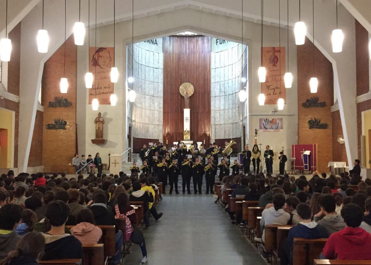 La Vera Cruz llevó la Semana Santa al colegio del Pilar