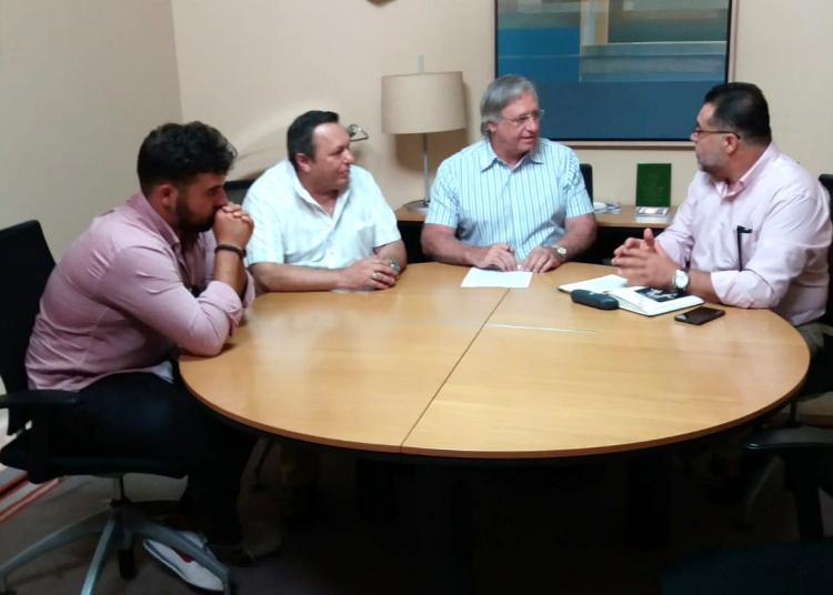 Una respresentación de la Hermandad de Humildad y Paciencia se reunen con Francisco Camas para abordar el encuentro de hermandades trinitarias