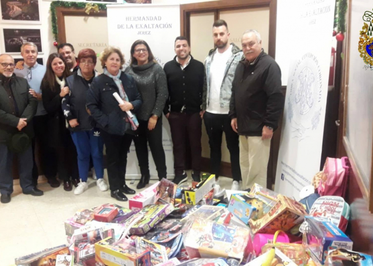 La Exaltación hace entrega de juguetes a la  Asociación de Reyes Magos