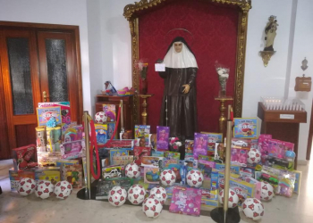 La Hermandad Bondad y Misericordia entrega juguetes a las Hermanas de la Cruz