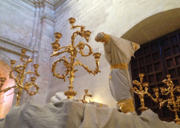 Ya se pueden contemplar los candelabros restaurados del paso de la Vera Cruz
