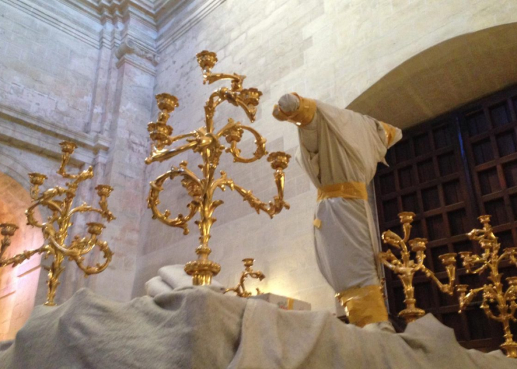 Ya se pueden contemplar los candelabros restaurados del paso de la Vera Cruz