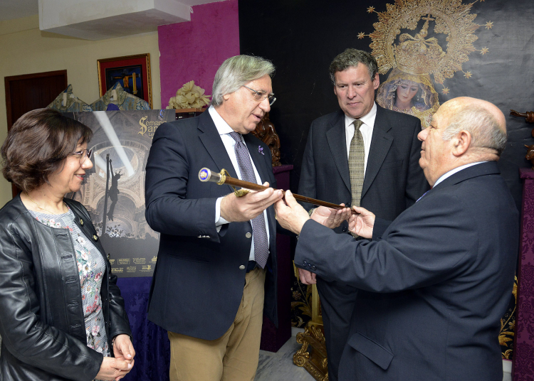 El Ayuntamiento entrega el bastón de mando de la ciudad al Cristo de la Viga