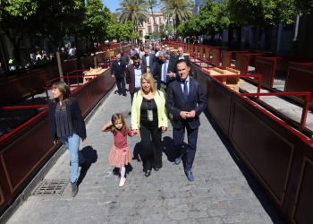 La alcaldesa y el presidente de la Unión de Hermandades realizan el tradicional recorrido por la Carrera Oficial