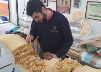 Continúan los trabajos de dorado del paso de misterio de la Paz de Fátima