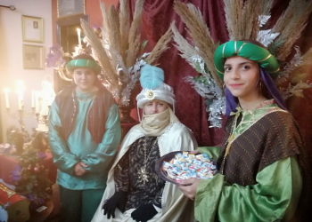Los cofrades del Consuelo visitan a las ancianas del Convento de las Hermanas de la Cruz