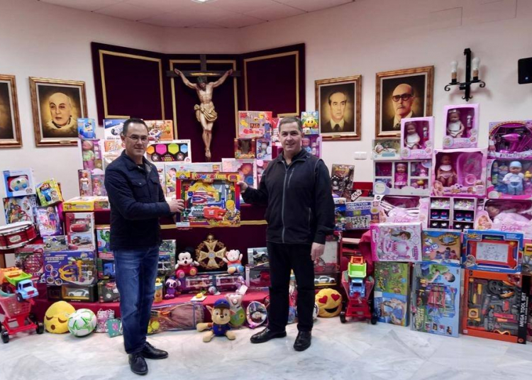 Las hermandades jerezanas entregan más de un centenar de juguetes a la Sociedad de San Vicente de Paúl