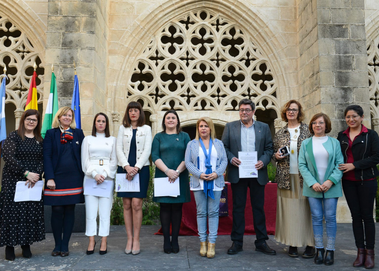 El Ayuntamiento hizo entrega del Premio Racimo a las hermanas mayores de la Semana Santa de Jerez