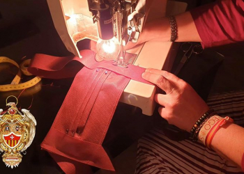 La Hermandad del Soberano Poder ayuda a los mayores del barrio en los recados básicos