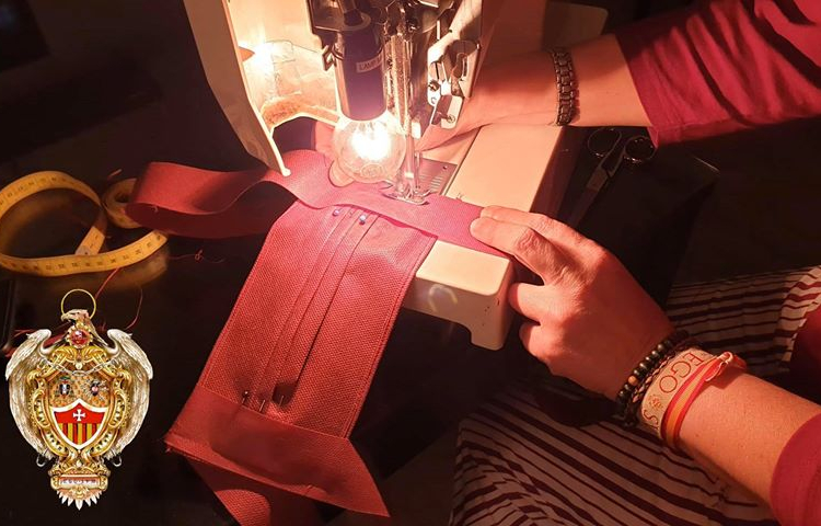 La Hermandad del Soberano Poder ayuda a los mayores del barrio en los recados básicos