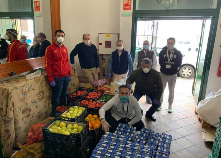 La Oración en el Huerto entrega frutas, verduras y leche a «Costaleros por nuestros Mayores»