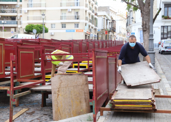 El Área de Infraestructuras comenzó ayer el desmontaje de los palcos de Semana Santa