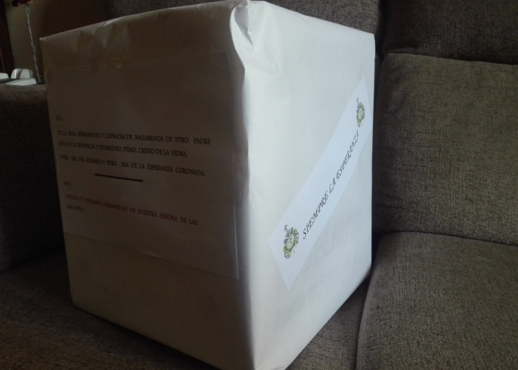 Las Angustias entrega 20 pantallas protectoras a los voluntarios de la Hermandad de la Yedra