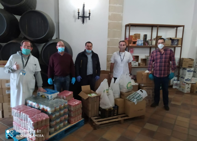 Humildad y Paciencia aporta alimentos a «Costaleros por los Mayores»