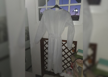 Las Angustias entrega 50 batas quirúrgicas